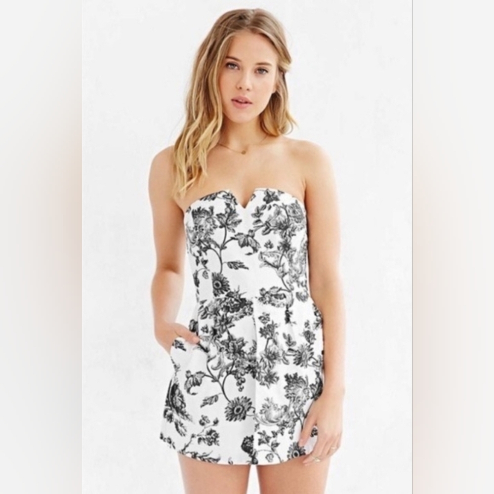 Urban Outfitters Kimchi Blue Floral Strapless Romper With Pockets Size 2